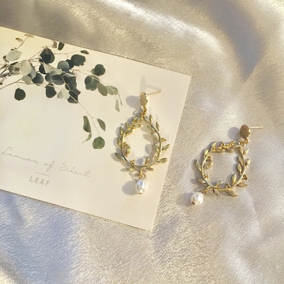 Floral Wreath Freshwater Pearl Gold Hoop Earrings - Picture 2 of 6